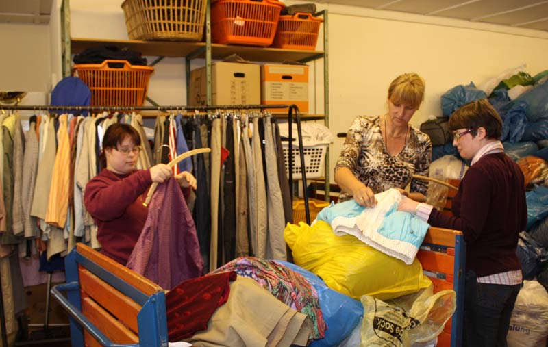 In der Brockensammlung Lobetal - beim Sichten der Kleiderspenden