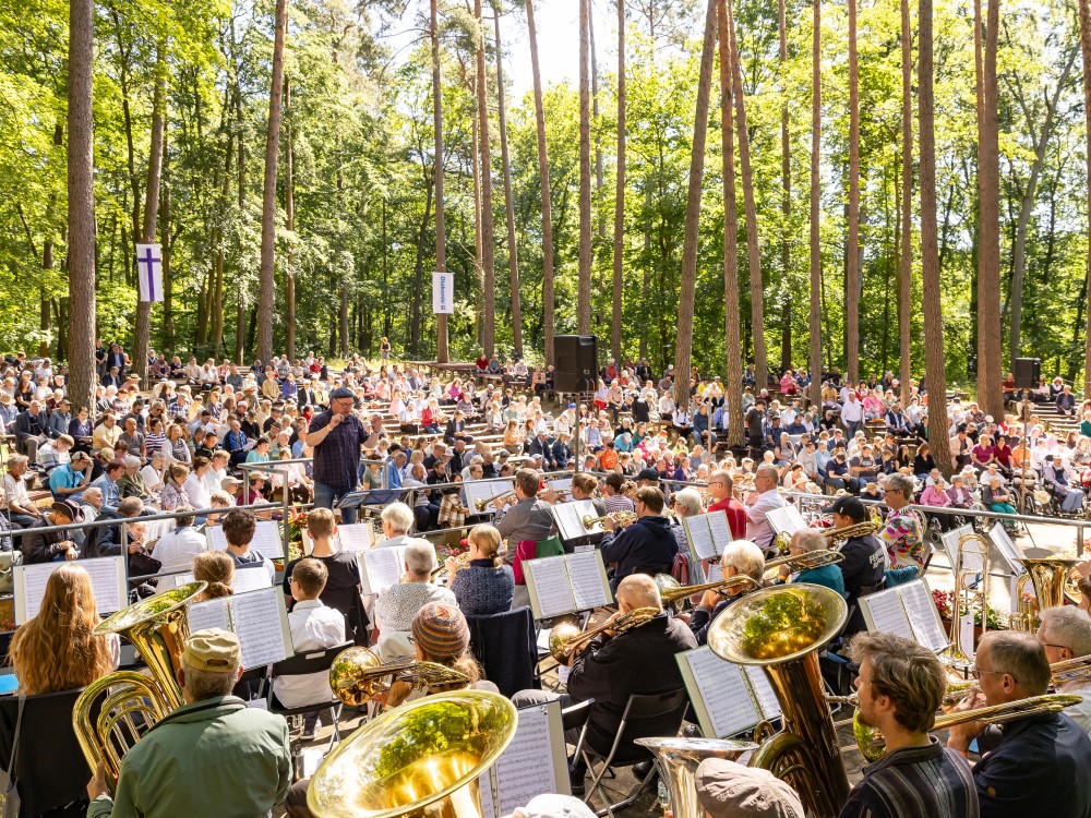 Die vollbesetzte Waldkirche in Lobetal beim Jahresfest 2024