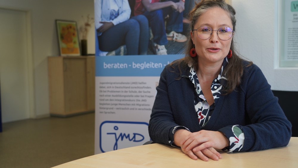Christine Goldschmidt leitet die Migartionsdienste. Sie berichtet über viele Aspekte der Beratung von Menschen, die aus anderen Ländern und aus unterschiedlichen Gründen nach Deutschland kommen. Christine Goldschmidt leitet die Migartionsdienste. Sie berichtet über viele Aspekte der Beratung von Menschen, die aus anderen Ländern und aus unterschiedlichen Gründen nach Deutschland kommen.