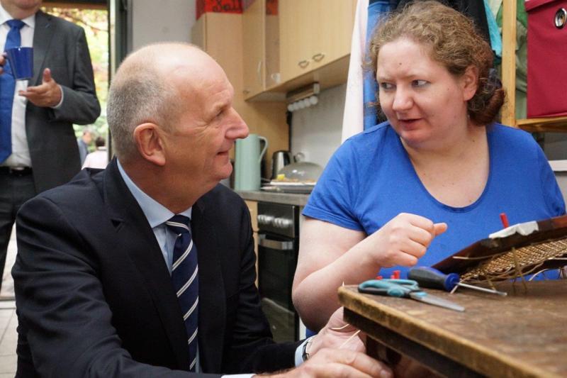 Ministerpräsident Woidke lässt sich von Christina Blatt im SchoberTreff erklären, wie ein "Wiener Geflecht" aufgebaut wird. Sie ist Expertin für das alte Flechthandwerk. Frau Blatt lebte viele Jahre in einem Haus der Asklepios Kliniken in Lübben. Seit Januar wohnt sie mit zwei weiteren Bewohnern selbstständig in einer WG.