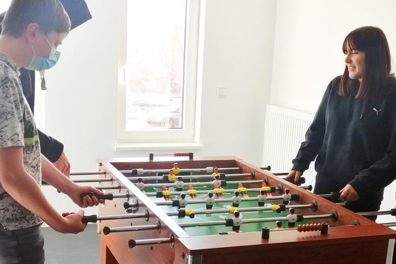 André, Ramon und Lisa am neuen Kickertisch im Haus „Trau Dich“