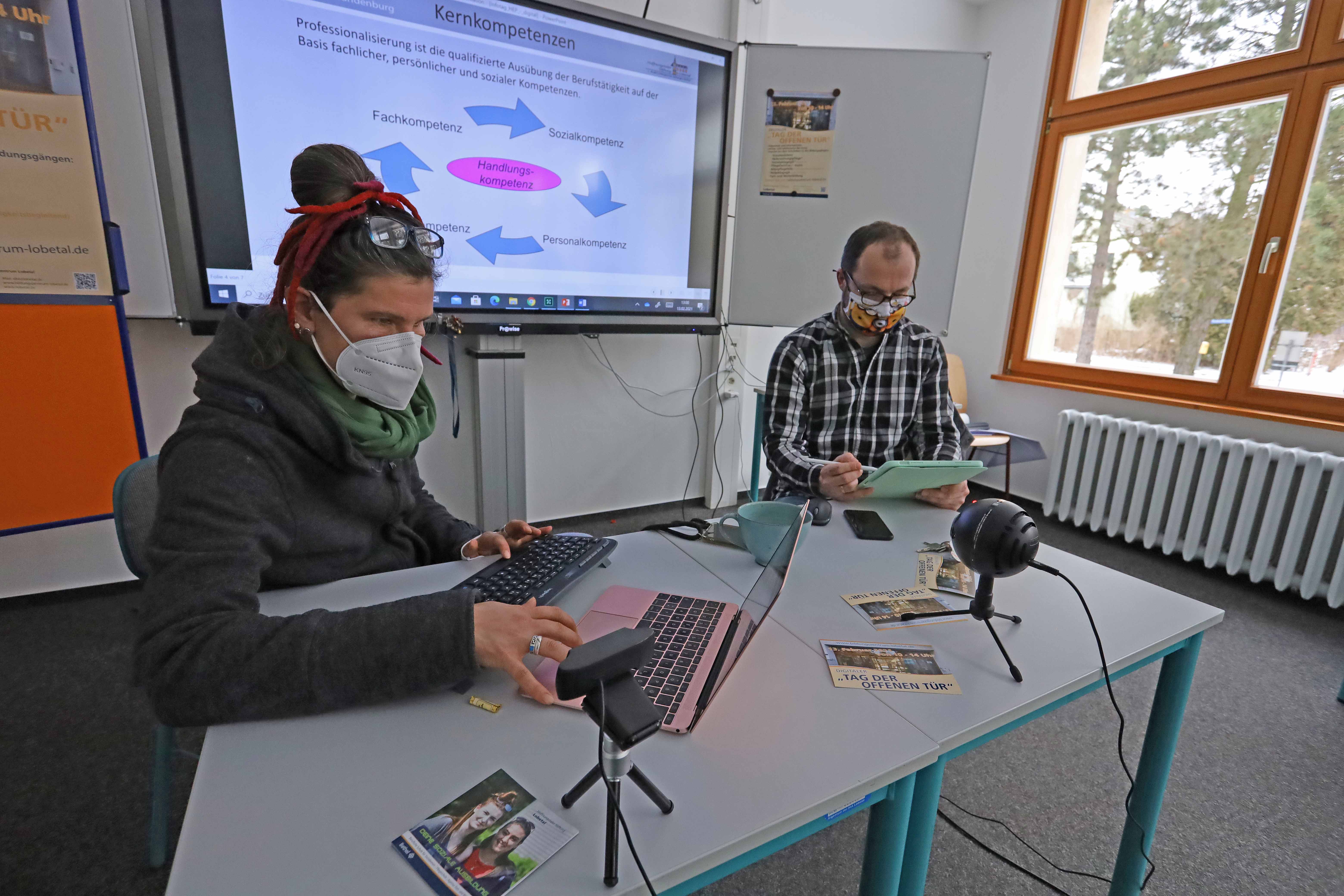 Sabine Bormann (li) und Candy Boldt-Händel erläuterten im Vorjahr in einem Chatraum die Ausbildung der Heilerziehungspflege. © Raimund Müller