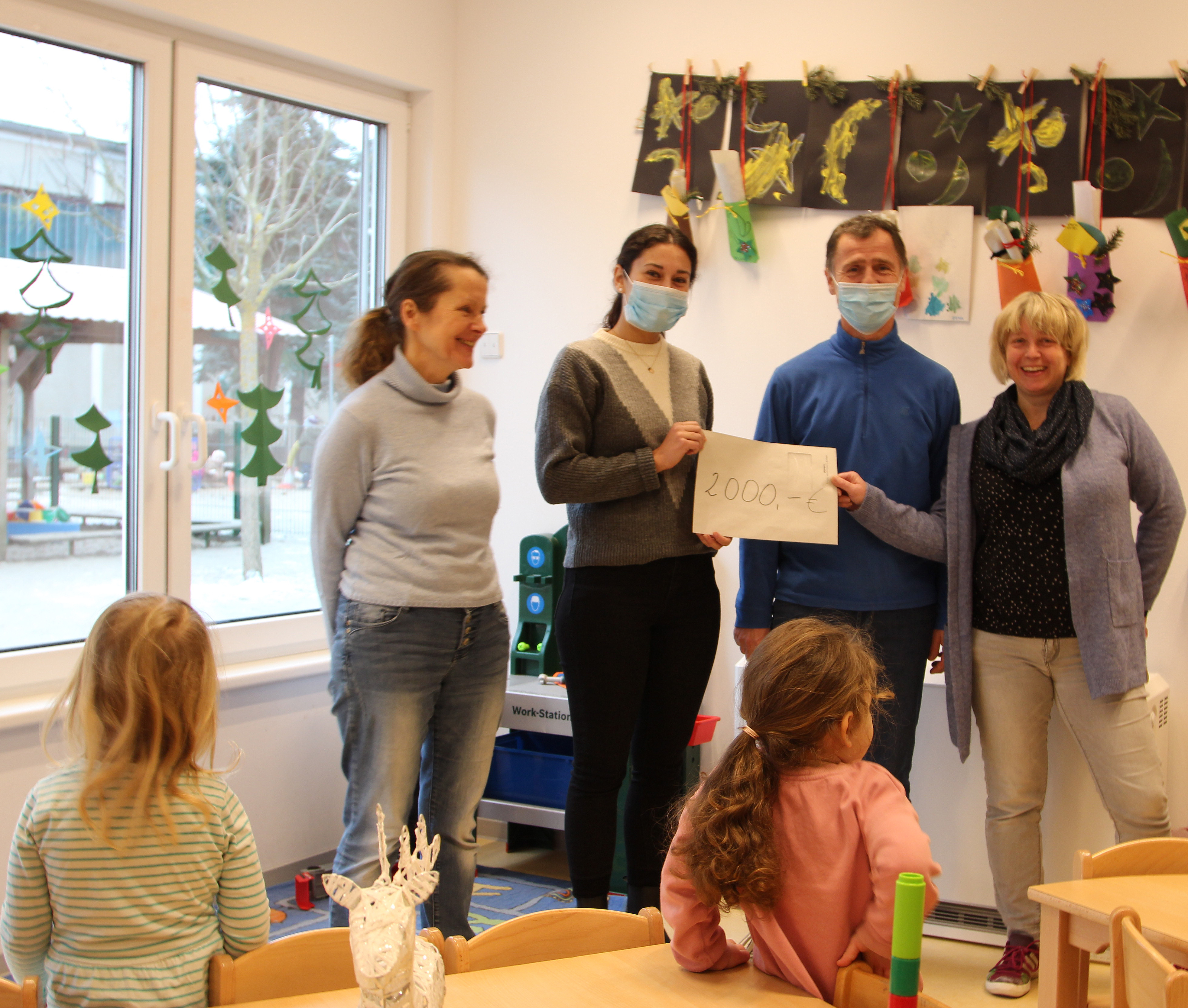 Hannah Winkler und Frank Vach von der umwelt projekt GmbH in Bernau (Mitte) übergeben freudig eine Spende an Kita-Leiterinnen der Hoffnungstaler Stiftung Lobetal Kerstin Janisch(links) und Marlen Schimmelpfennig (rechts)