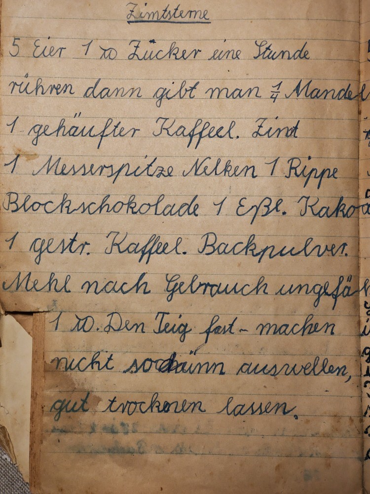 Das Rezept für Zimtsterne von Elfriede Kern. Es ist aufgeschrieben in ihrem Rezeptbuch der Haushaltsschule