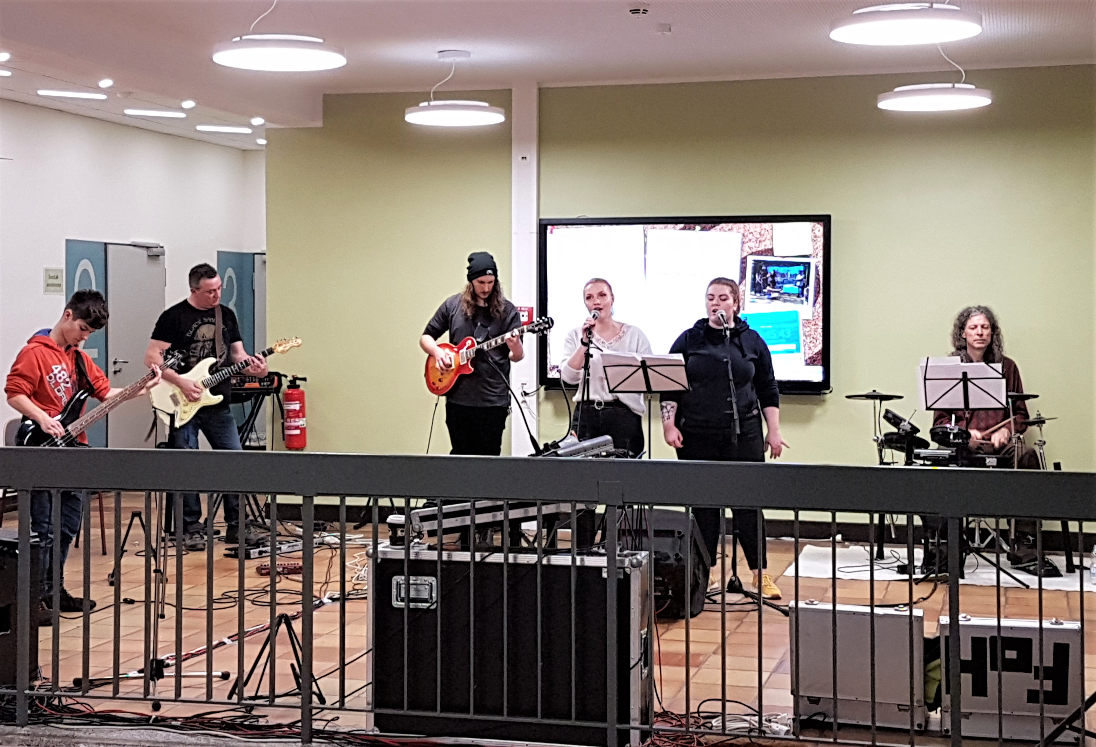 Die Schulband liefert den Song für das Musikvideo, das am 12. Februar die Schule jung und frisch präsentiert. © Katrin Wacker