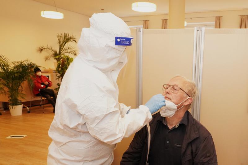 Der Lobetaler Ortsvorsteher Dr. Hans - Günther Hartmann wurde als erster Besucher im Lobetaler Corona-Testzentrum mit negativem Ergebnis durch die medizinische Fachkraft Angelika Haufe getestet.