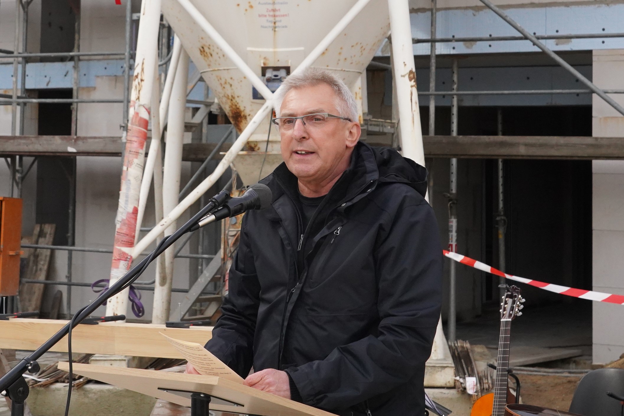 Peter Maciej erinnert in seiner Andacht an den Ursprung und die Bedeutung des Richtfestes.