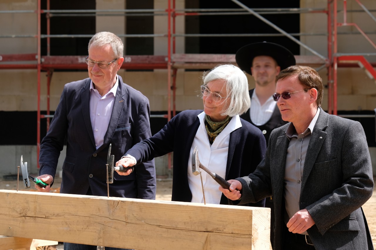 v.l.n.r.: Ralf Klinghammer, Andrea Wagner-Pinggéra, Stefan Lochner beim Einschlagen der Nägel