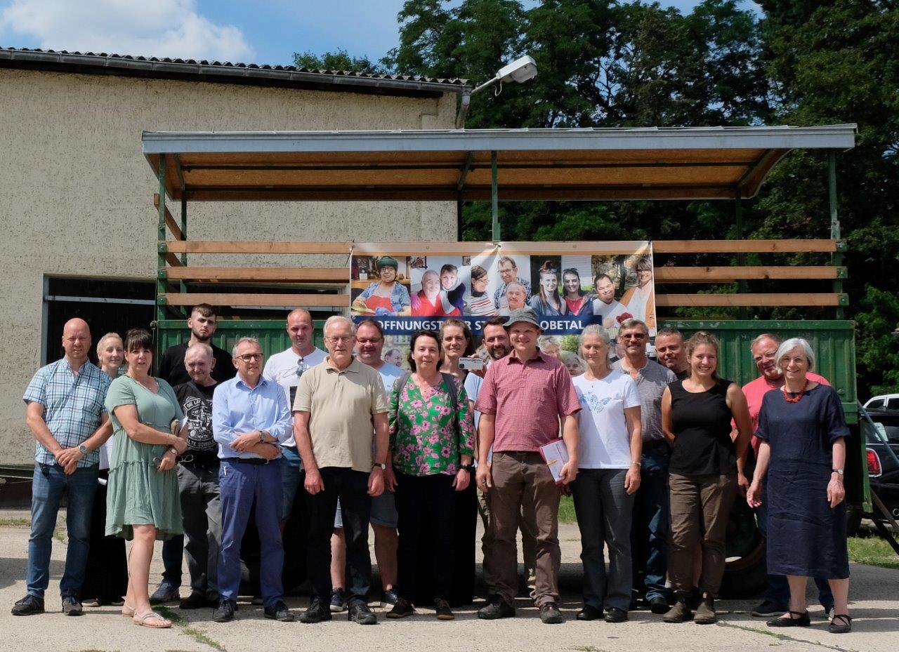 Flur- und Stallbegehung ist eine wichtige Veranstaltung der Lobetaler Landwirtschaft. Geschäftsführung, Expertinnen und Experten sowie Mitarbeitende diskutieren dabei den Stand der Dinge.