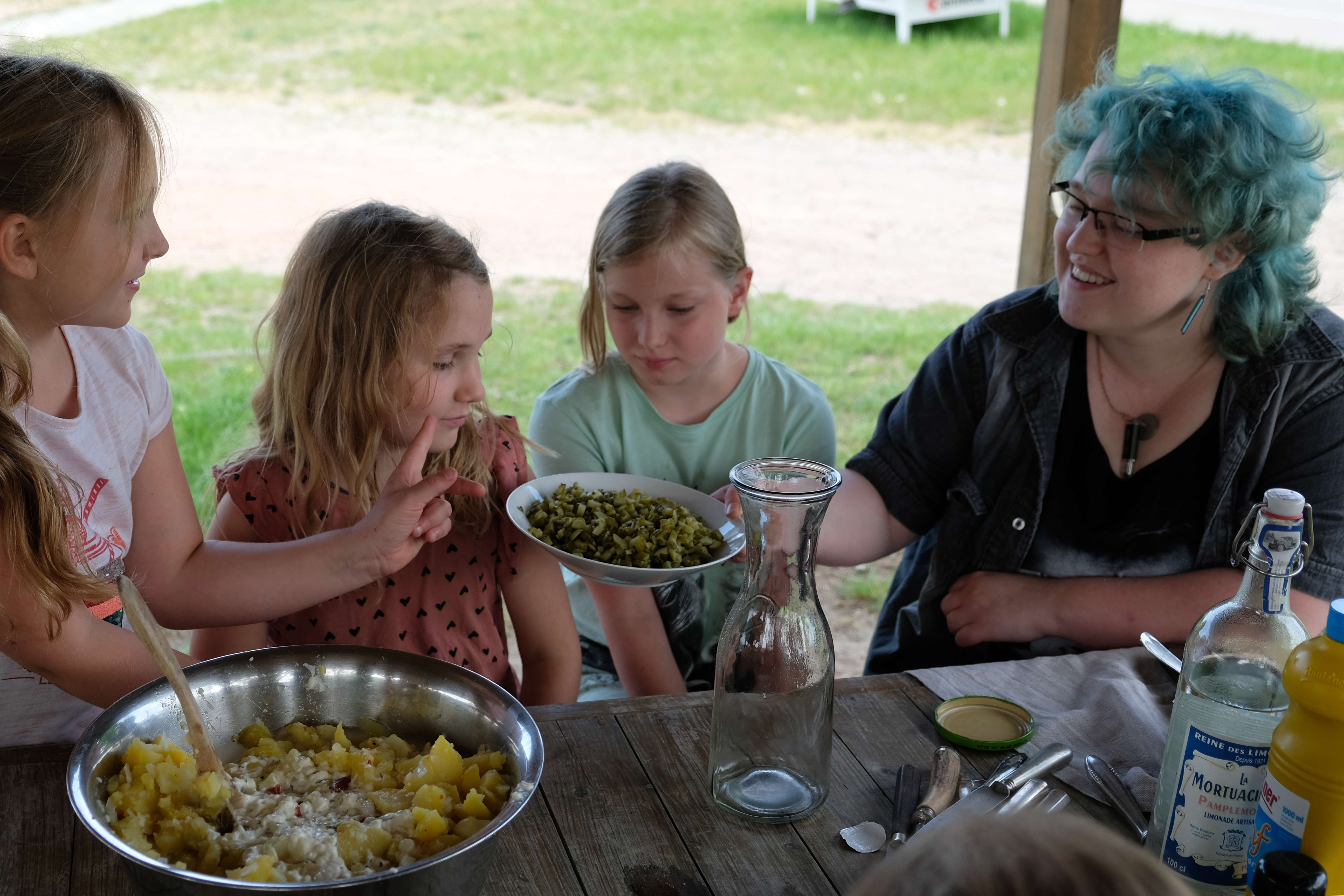 Beliebt ist das gemeinsame Kochen und natürlich auch Essen im Biesenthaler Kulti. Selbst Kartoffeln und Salat werden im Kulti gepflanzt und geerntet