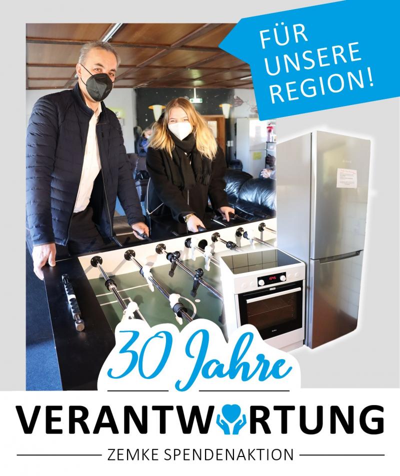 Mal ne Runde kickern: Rico Voigt, Geschäftsführer Autohaus Zemke und Marie-Christin Behmer, Bundesfreiwilligendienst, testen den neuen Kickertisch im „KULTI“ Biesenthal.