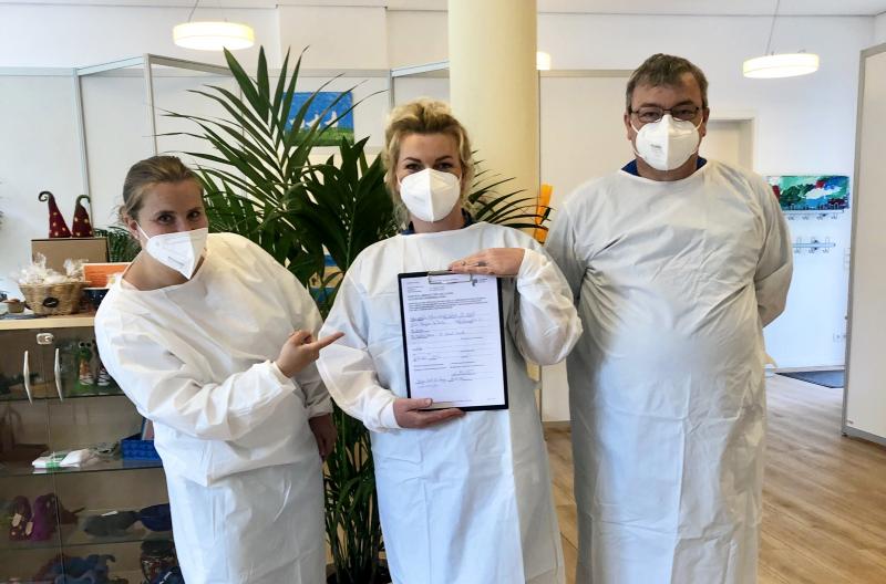 Das Team um Angelika Haufe (mi.) freut sich über das positive Prüfergebnis durch das Gesundheitsamt des Landkreises Barnim. Auf dem Bild die Mitarbeiterin Henrike Schiersch (li.) und Mitarbeiter Roland Brandt (re.).
