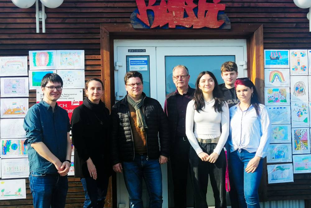 Machen sich stark für das FSJ: Sebastian Hennig, Referent für das FSJ beim Diakonischen Werk, Swantje Navasery, Leitung Freiwilligendienste des Diakonischen Werkes Berlin-Brandenburg, Hardy Lux, MdL / SPD, Ralph Klinghammer, Bereichsleiter Kinder- und Jugendhilfe der Stiftung Lobetal, FSJlerin Maria Markgraf, Ex-FSJler Nico Giuffrida sowie Linda Brosin, pädagogische Fachkraft im Kulti.