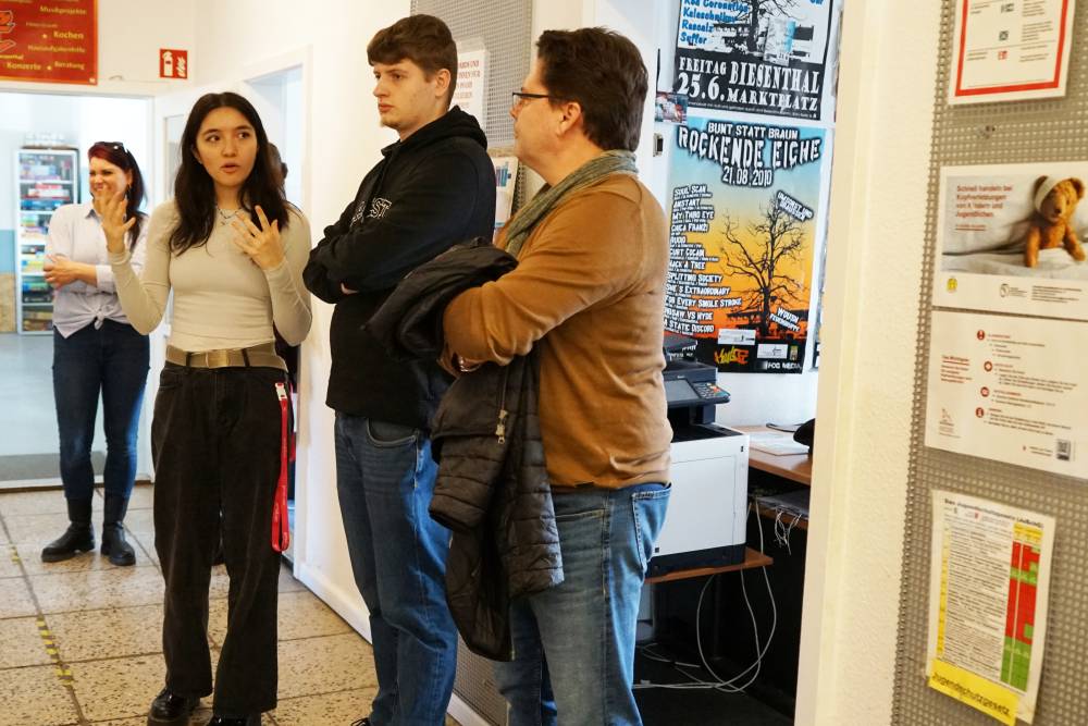 FSJlerin Maria informiert über ihre Arbeit und das Kulti. Sie profitiert sehr von den Erfahrungen, die sie hier macht.