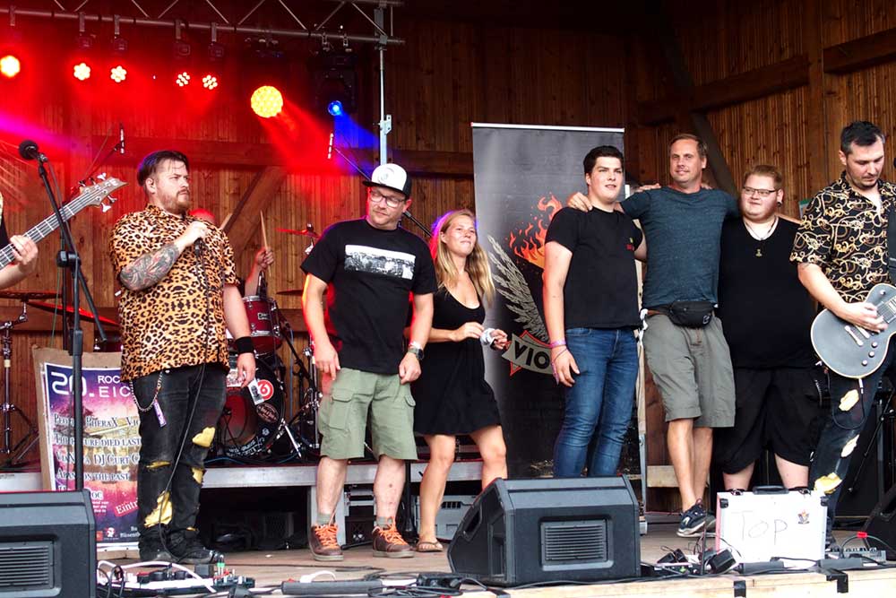 Clubleiter Sebastian Henning mit der VIOLAND Band.