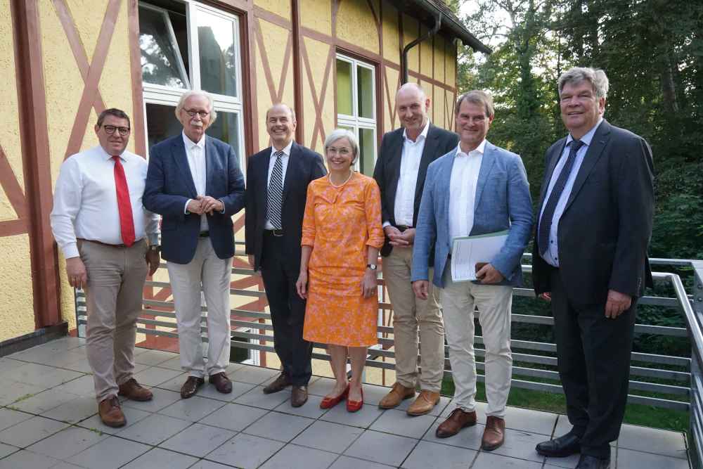 André Stahl, Bürgermeister Bernau, Prof. Dr. H.-J. Meencke, Prof. Dr. Hans-Beatus Straub, Chefarzt Tabor Klinik, Andrea Wagner-Pinggéra, Theologische Geschäftsführerin, Prof. Dr. Martin Holtkamp, Medizinischer Direktor des EZBB, Michael Zaske, Abteilungsleiter Gesundheit im Ministerium für Soziales, Gesundheit, Integration und Verbraucherschutz des Landes Brandenburg, Martin Wulff, Geschäfstführer.