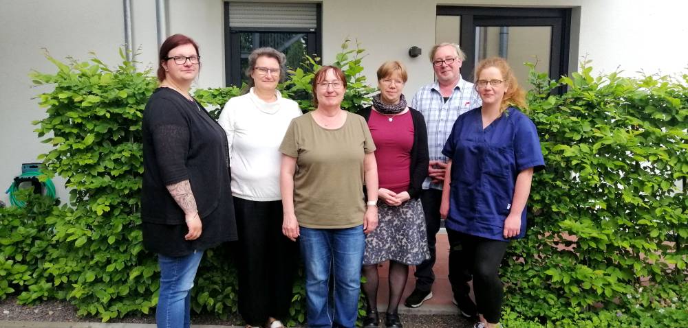 Das Team der Diakoniestation Bernau der Hoffnungstaler Stiftung Lobetal: Dajana Rau, Diana Prause, Dana Fischbach, Katja Möhlhenrich-Krüger – Bereichsleiterin Altenpflege der Hoffnungstaler Stiftung Lobetal, Hermann Grohnke und Marie Huke. Interesse an einer Mitarbeit? Für die Erweiterung des Teams werden derzeit noch dringend Pflegehelfer gesucht. Bei Interesse bitte melden unter Telefon: 03338/ 3595535