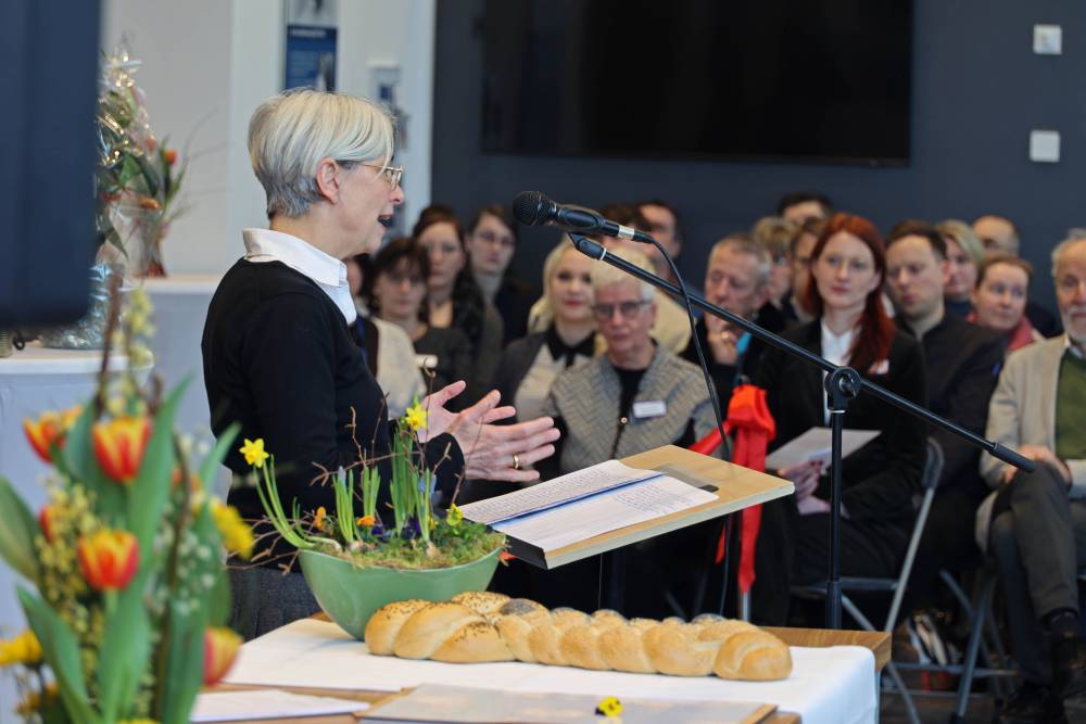 Andrea Wagner-Pinggéra, theologische Geschäftsführerin, erzählt die beeindruckende Geschichte der Namensgeberin Julia von Bodelschwingh.